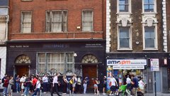 Vrsta pred trgovino, v kateri prodajajo očala, na londonski Whitechapel High Street.