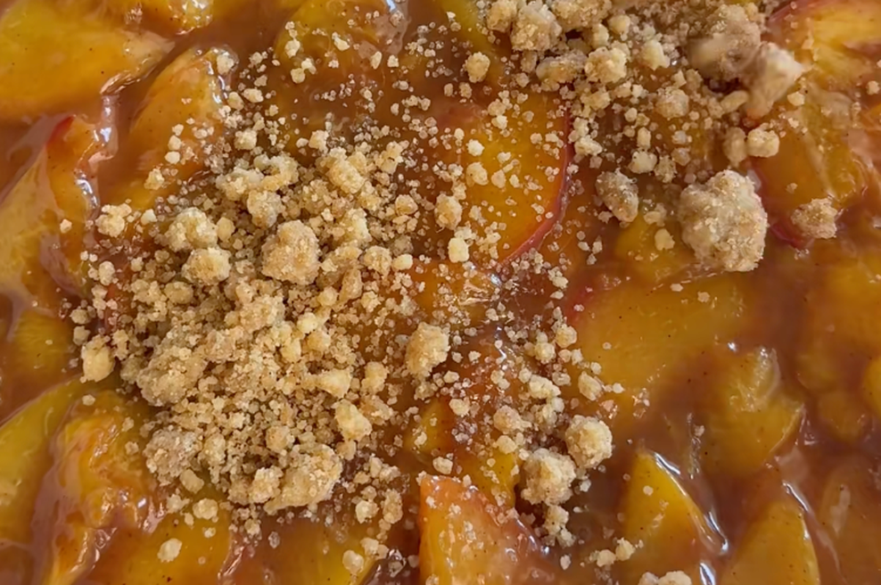 Breskve še nikoli niso bile boljše: preizkusite ta recept za sočno poletno pecivo (foto: TikTok/sweetconfection)