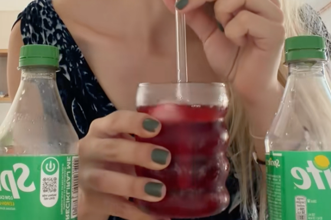 Presenečeni boste, kaj se zgodi, če čajno vrečko namočite v to priljubljeno pijačo, ki jo poznamo že iz otroštva