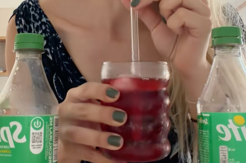 Presenečeni boste, kaj se zgodi, če čajno vrečko namočite v to priljubljeno pijačo, ki jo poznamo že iz otroštva (foto: TikTok/antonia.jagodic/posnetek zaslona)