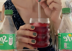 Presenečeni boste, kaj se zgodi, če čajno vrečko namočite v to priljubljeno pijačo, ki jo poznamo že iz otroštva