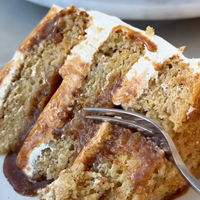 To je recept za bananino torto s cimetom, ki spominja na pravkar pečene cimetove rolice