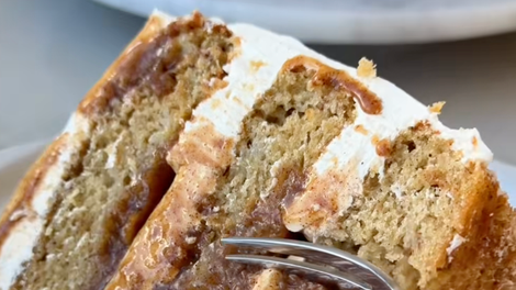 To je recept za bananino torto s cimetom, ki spominja na pravkar pečene cimetove rolice