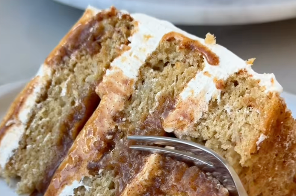 To je recept za bananino torto s cimetom, ki spominja na pravkar pečene cimetove rolice (foto: TikTok/obsessedwithcashews/posnetek zaslona)