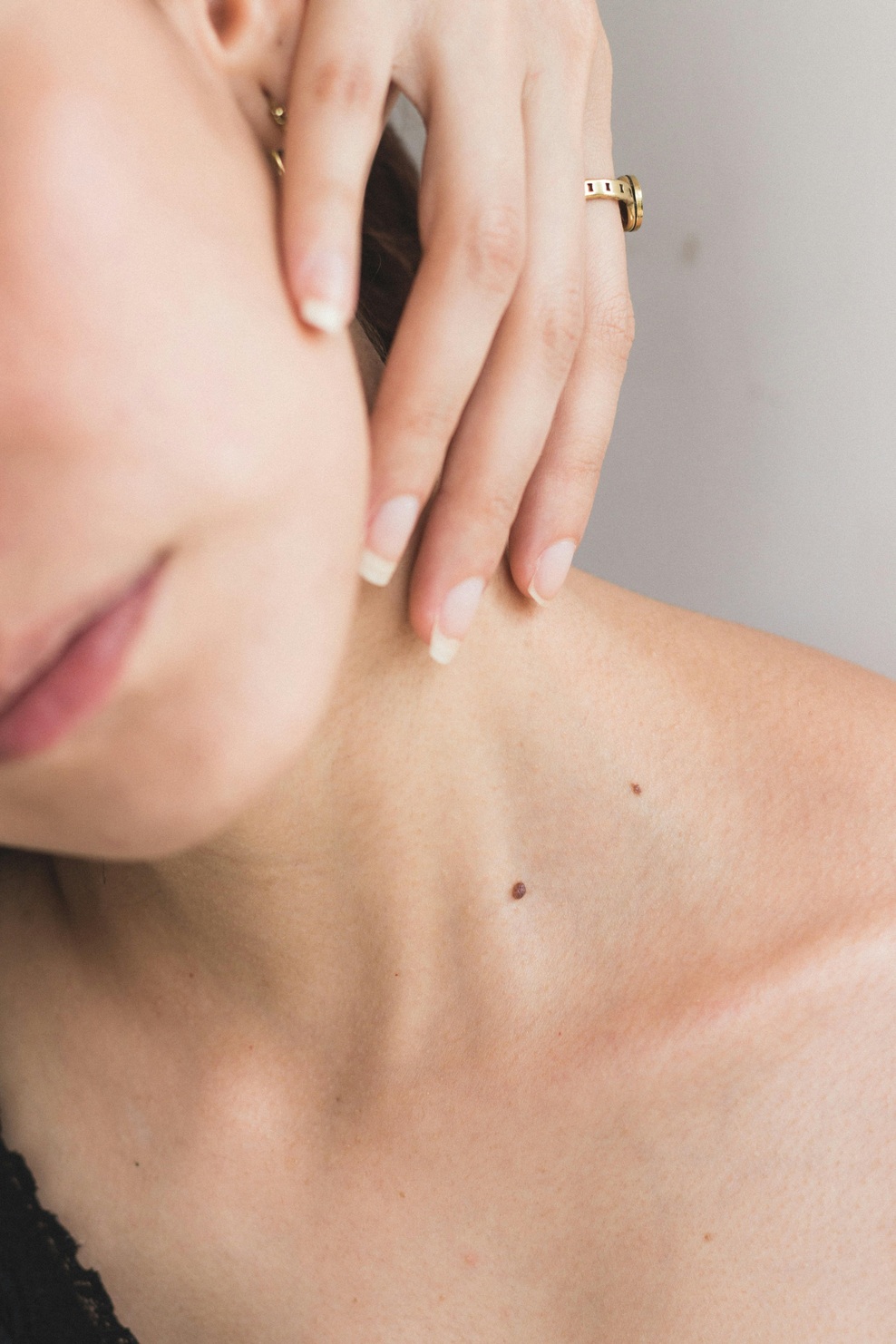 Ta čudežni izdelek iz drogerije je eden tistih, ki jih je vredno imeti vedno pri roki, saj rešuje zelo pogosto težavo s kožo (foto: Unsplash)