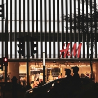 Za ta izdelek vam ne bo nihče verjel, da ni dizajnerski, a v H&M ga dobite za samo 15 evrov