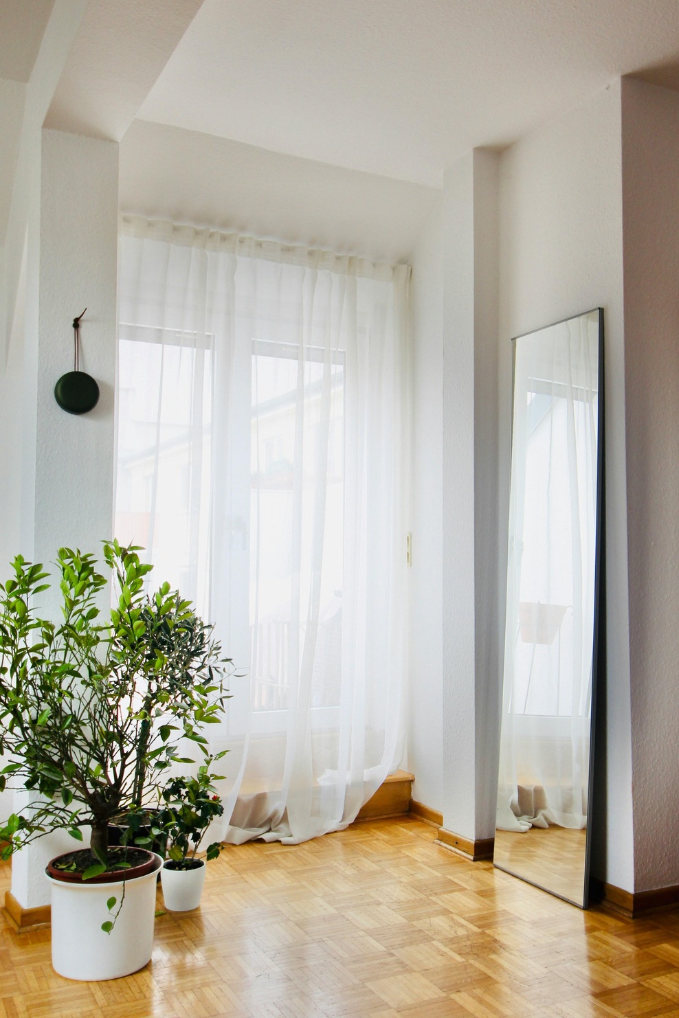 Zavese po pranju ne bodo več zmečkane: v pralni stroj dodajte samo eno stvar in pozabite na likanje (foto: Unsplash)
