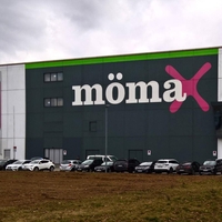 Če tega kosa še nimate v dnevni sobi, je skrajni čas za nakup: v Mömaxu je trenutno na voljo za manj kot 7 evrov (in ni le lep, ampak tudi praktičen!)