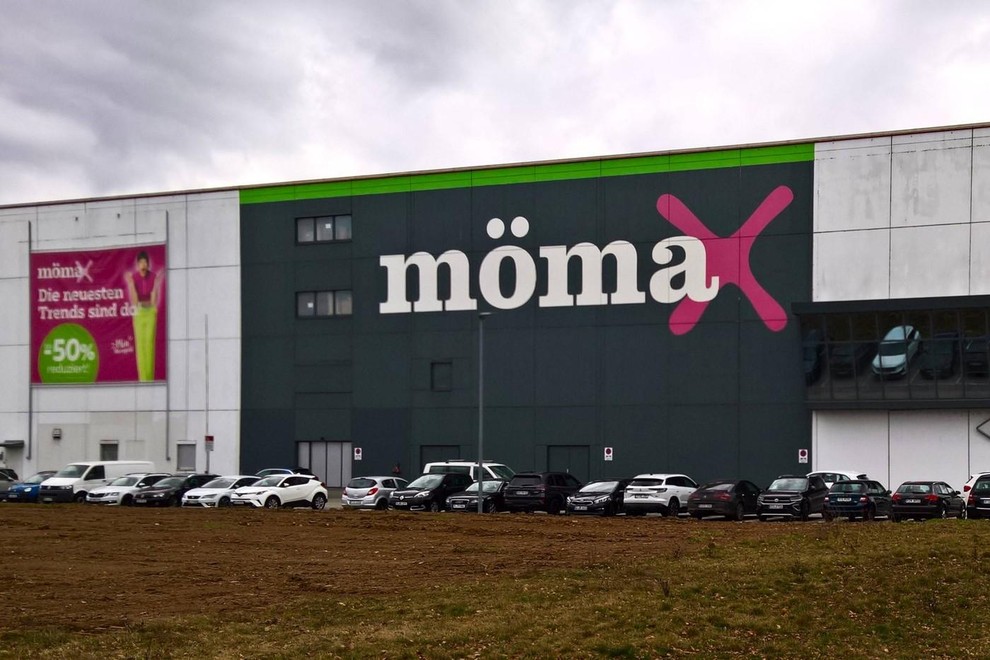 Če tega kosa še nimate v dnevni sobi, je skrajni čas za nakup: v Mömaxu je trenutno na voljo za manj kot 7 evrov (in ni le lep, ampak tudi praktičen!)