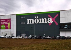 Če tega kosa še nimate v dnevni sobi, je skrajni čas za nakup: v Mömaxu je trenutno na voljo za manj kot 7 evrov (in ni le lep, ampak tudi praktičen!)