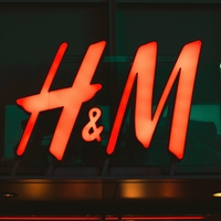 H&M ima jakno za manj kot 20 evrov, ki je videti noro luksuzno (spominja na Chanel)