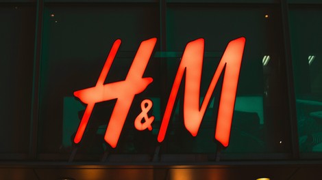 H&M ima jakno za manj kot 20 evrov, ki je videti noro luksuzno (spominja na Chanel)