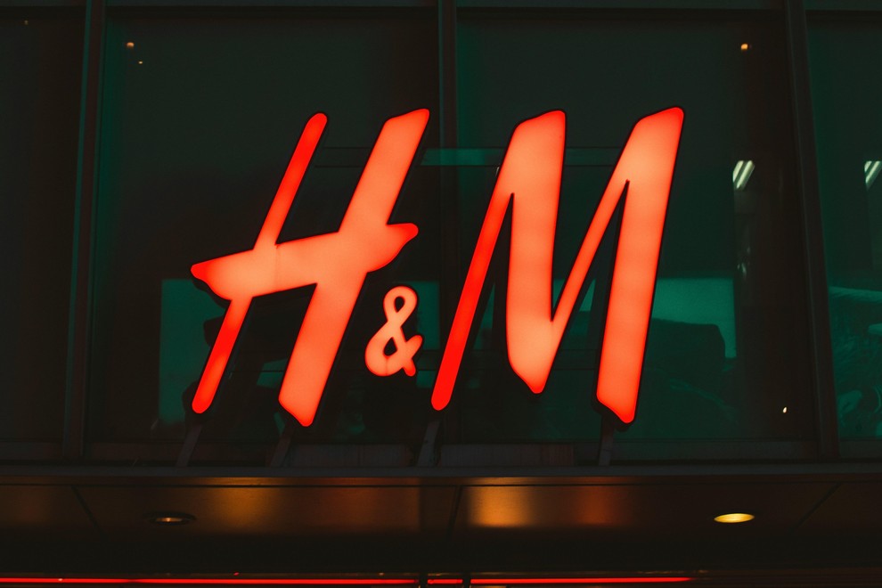 H&M ima jakno za manj kot 20 evrov, ki je videti noro luksuzno (spominja na Chanel)