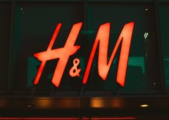 H&M ima jakno za manj kot 20 evrov, ki je videti noro luksuzno (spominja na Chanel)