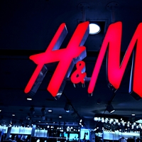 Videti je kot kos iz dizajnerske trgovine, a najdete ga v H&M: ta marmornati lepotec bo povzdignil vsak prostor