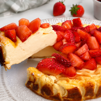 Recept za božansko jogurtovo torto iz le 4 sestavin, ki jo bomo jedli še dolgo v jesen (in to brez slabe vesti!)