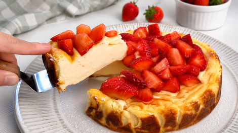 Recept za božansko jogurtovo torto iz le 4 sestavin, ki jo bomo jedli še dolgo v jesen (in to brez slabe vesti!)