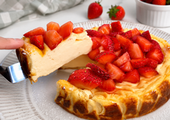 Recept za božansko jogurtovo torto iz le 4 sestavin, ki jo bomo jedli še dolgo v jesen (in to brez slabe vesti!)