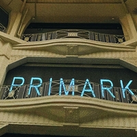 V Primarku smo našli srajco za manj kot 20 evrov, ki je videti luksuzno - in združuje 2 največja jesenska trenda