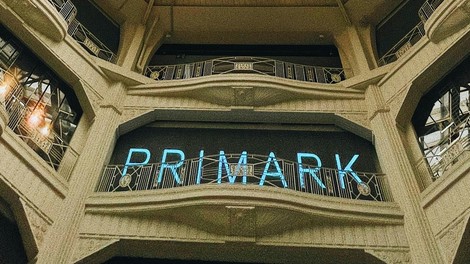V Primarku smo našli srajco za manj kot 20 evrov, ki je videti luksuzno - in združuje 2 največja jesenska trenda