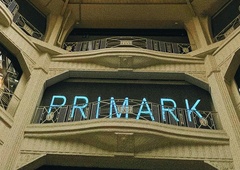 V Primarku smo našli srajco za manj kot 20 evrov, ki je videti luksuzno - in združuje 2 največja jesenska trenda