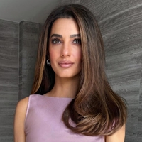 Amal Clooney navdušila z novo barvo las, ki bo to jesen povsod - frizerji pravijo, da ima 1 veliko prednost