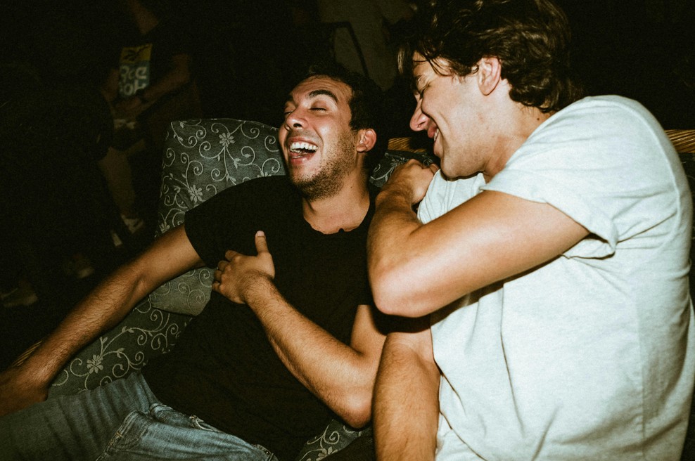"Vsakič, ko gre partner ven s prijatelji, me zgrabi panika!" Kako preprečiti, da vam ljubosumje uniči večer? (foto: UNSPLASH)