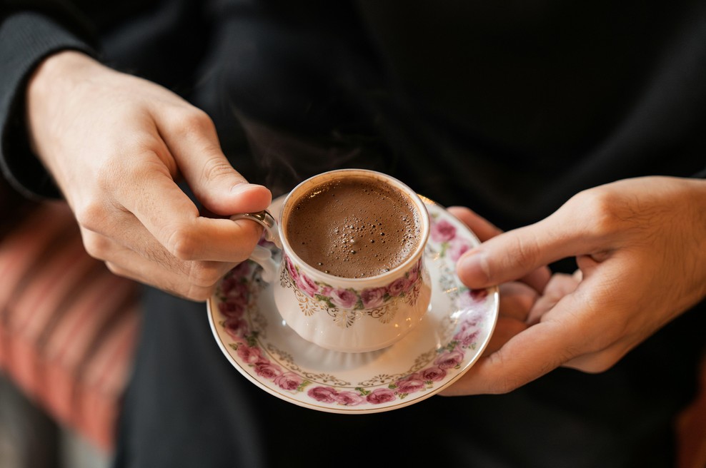 V jutranjo kavo dodajte ti dve sestavini, ki ju verjetno že imate doma: dlje boste siti, kilogrami pa bodo lažje kopneli (foto: Unsplash)