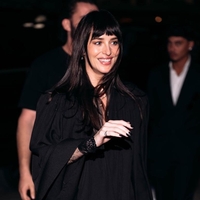 Dakota Johnson je nosila najbolj seksi trend letošnje jeseni – in videti je neverjetno prefinjeno