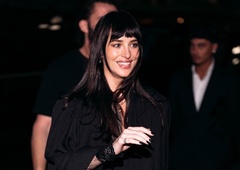 Dakota Johnson je nosila najbolj seksi trend letošnje jeseni – in videti je neverjetno prefinjeno