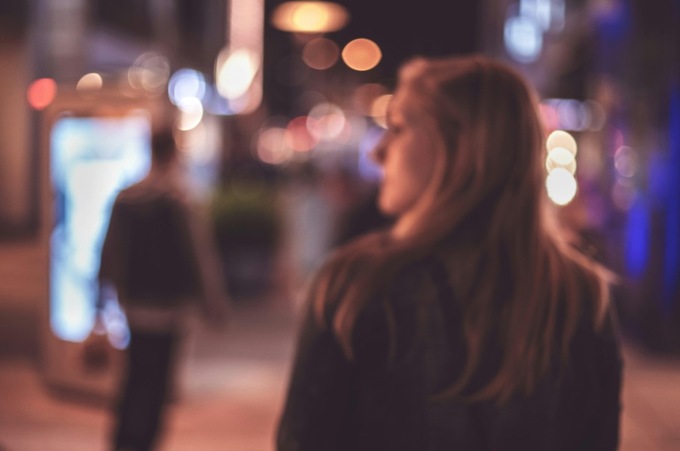 Kaj storiti, če vam sledi sumljiv neznanec? (foto: Unsplash/Tim Mossholder)