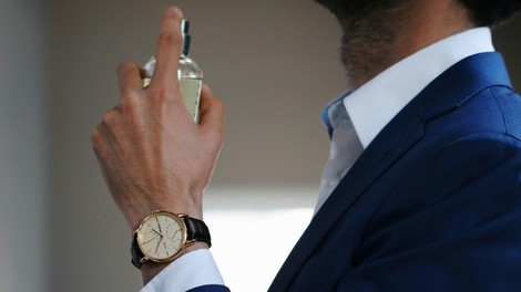 10 moških parfumov, ki se jim ženske preprosto ne morejo upreti – nekateri osvajajo že desetletja