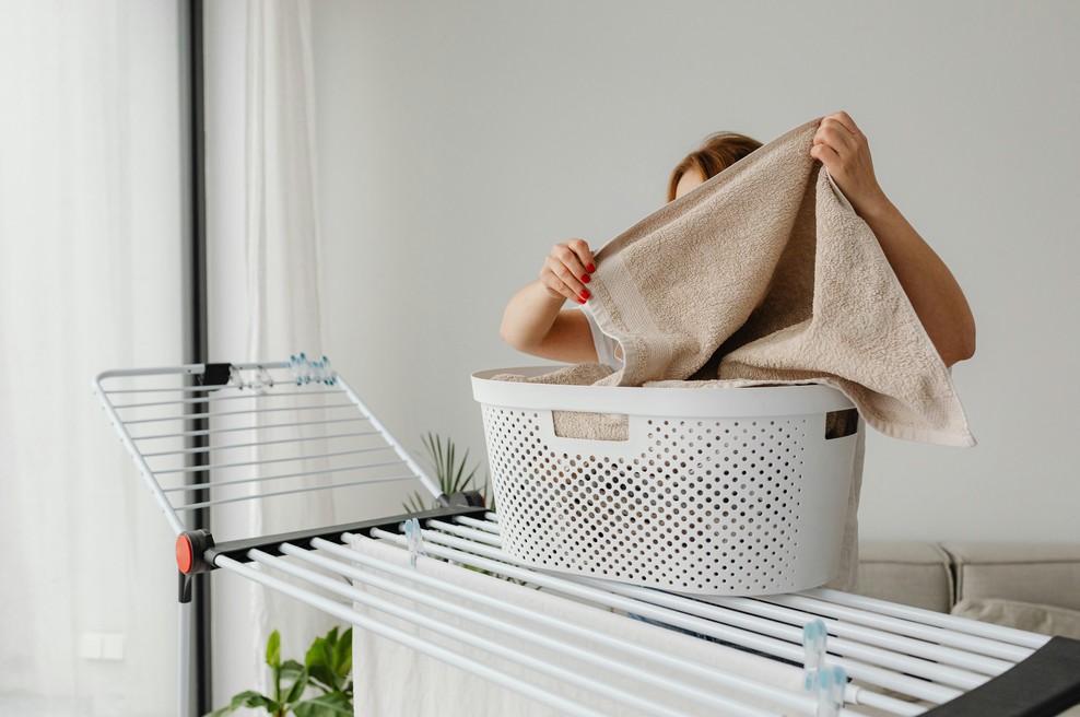 Japonski trik, zaradi katerega se perilo v stanovanju posuši hitreje – potrebujete le navadno stojalo (foto: Unsplash)