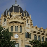 Primark ima v novi kolekciji noro šik hlače za samo 20 evrov, ki bi lahko postale stalnica vaše poslovne garderobe