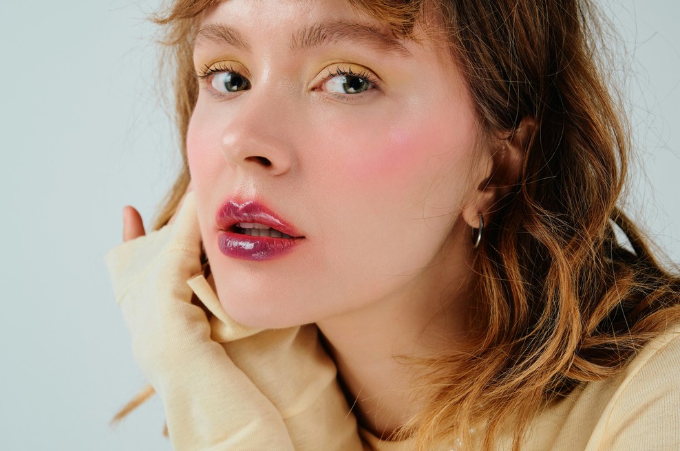 Ja, tudi ženske si brijejo obraz! Ko boste izvedele, zakaj, boste želele poskusiti tudi same (dermatologinja pojasnjuje) (foto: UNSPLASH)