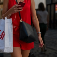 V H&M smo našli torbico, ki je videti skoraj kot prestižna YSL, a stane manj kot 35 evrov