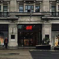 Obožujete Uggice? V H&M-u smo našli skoraj enake copate za samo 20 evrov (videti so noro udobni)