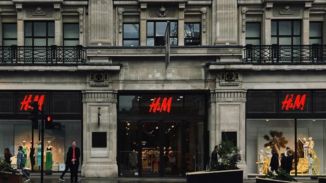 Obožujete Uggice? V H&M-u smo našli skoraj enake copate za samo 20 evrov (videti so noro udobni)