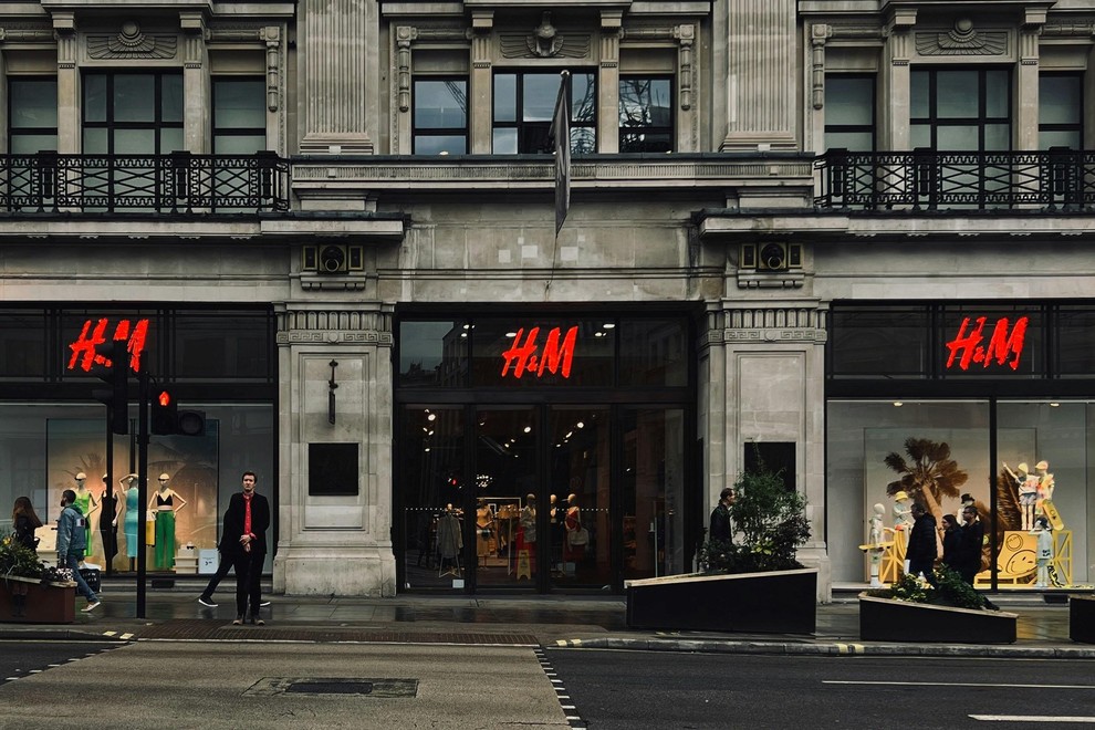 Obožujete Uggice? V H&M-u smo našli skoraj enake copate za samo 20 evrov (videti so noro udobni)