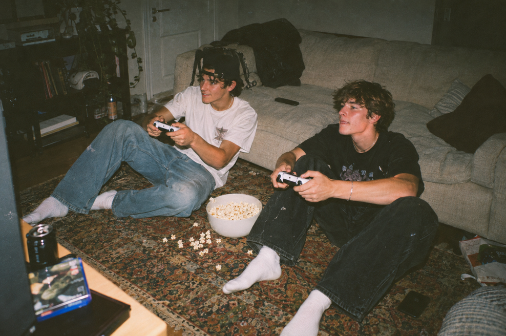 "Moj fant je zaljubljen v žensko v PlayStation igri. Sem nora, ker sem ljubosumna, ali me vara?!" (foto: UNSPLASH)