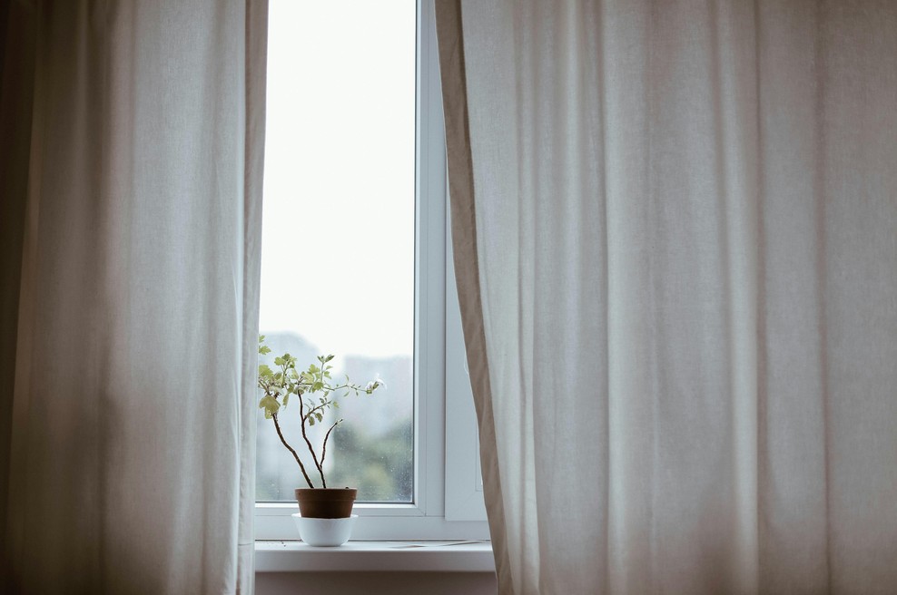 Naše babice so poznale trik, s katerim bele zavese ostanejo snežno bele: potrebujete le sestavino, ki jo že imate doma (foto: Unsplash)