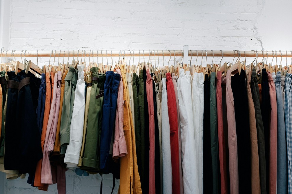 Ta kontroverzni kos se vrača v modo: nekoč je delil mnenja, danes pa postaja nepogrešljiv del garderobe (foto: Unsplash)
