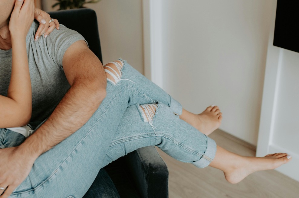 Spolna zdolgočasenost v dolgem razmerju: nam je postal dolgočasen partner ali pa le način, kako seksamo? (foto: Unsplash/Luke Miller)