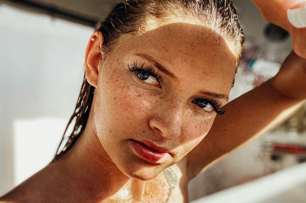 Predel za ušesi le redki dobro umijejo, a je pravo gojišče bakterij (foto: Unsplash/Kenzie Kraft)