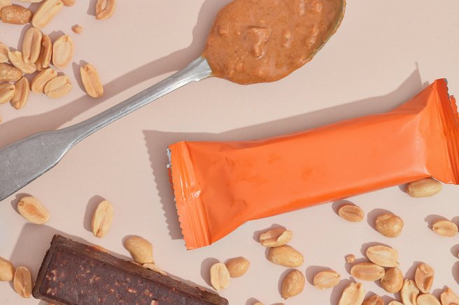 Uau, te proteinske ploščice lahko sami pripravite v samo 5 minutah (in zanje sploh ne potrebujete pečice!)