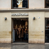 Ta majica je že več sezon med najbolj zaželenimi modnimi kosi, zdaj pa ima Stradivarius svojo različico za manj kot 20 evrov