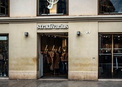 Ta majica je že več sezon med najbolj zaželenimi modnimi kosi, zdaj pa ima Stradivarius svojo različico za manj kot 20 evrov