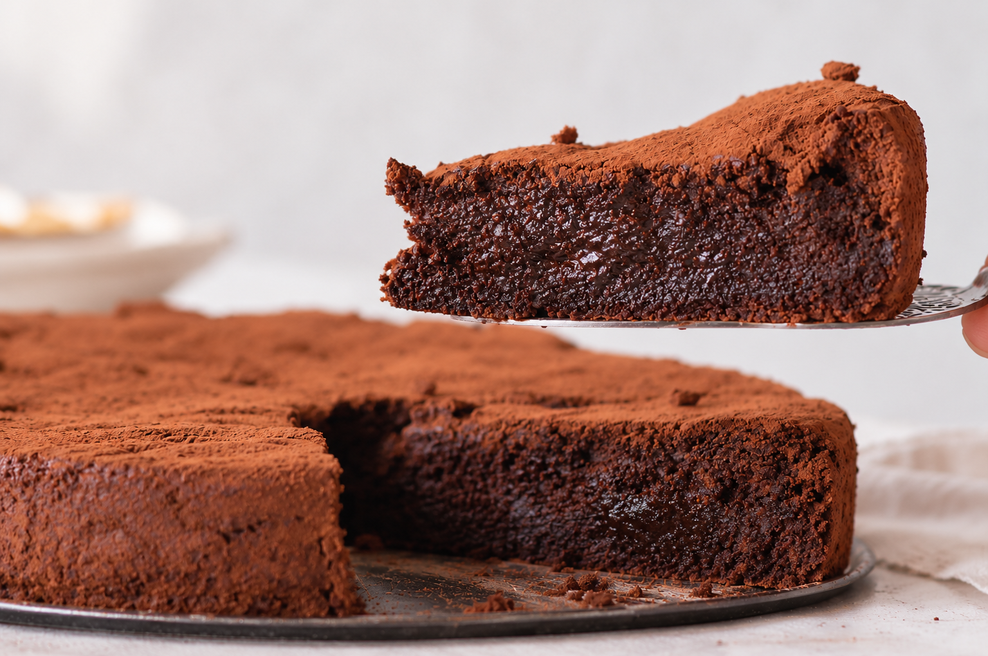 Zmagovalna čokoladna torta iz le 6 sestavin (foto: Ustvarjeno z UI)